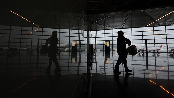 Пассажир в аэропорту. Архивное фото - Sputnik Кыргызстан