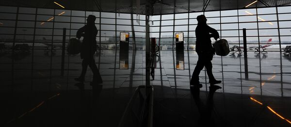 Пассажир в аэропорту. Архивное фото - Sputnik Кыргызстан