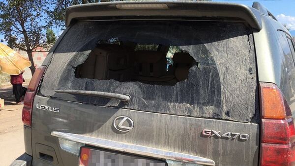 Заднее стекло автомобиля россиянина, якобы разбитое подростком-парковщиком в городе Чолпон-Ата Иссык-Кульской области - Sputnik Кыргызстан