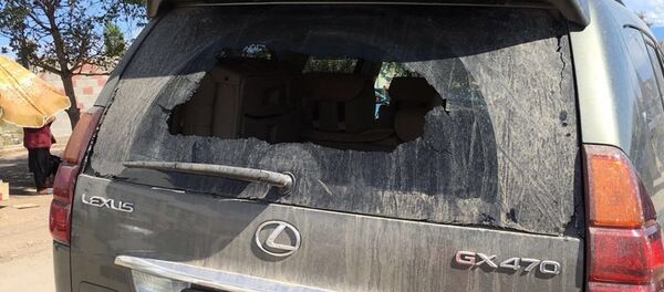 Заднее стекло автомобиля россиянина, якобы разбитое подростком-парковщиком в городе Чолпон-Ата Иссык-Кульской области - Sputnik Кыргызстан