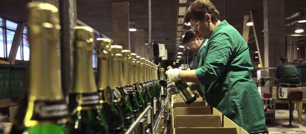 Сотрудник алкогольной продукции. Архивное фото - Sputnik Кыргызстан