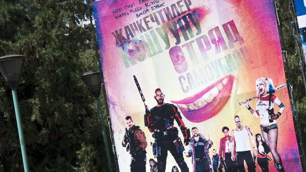 Рекламный баннер фильма Отряд самоубийц на одной из улиц Бишкека - Sputnik Кыргызстан