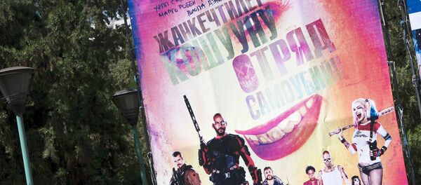 Рекламный баннер фильма Отряд самоубийц на одной из улиц Бишкека Рекламный баннер фильма Отряд самоубийц на одной из улиц Бишкека - Sputnik Кыргызстан