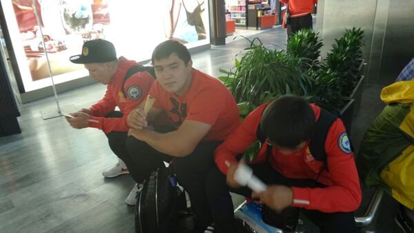 Члены олимпийской сборной Кыргызстана по спортивной борьбе по прибытию в Рио-де-Жанейро - Sputnik Кыргызстан