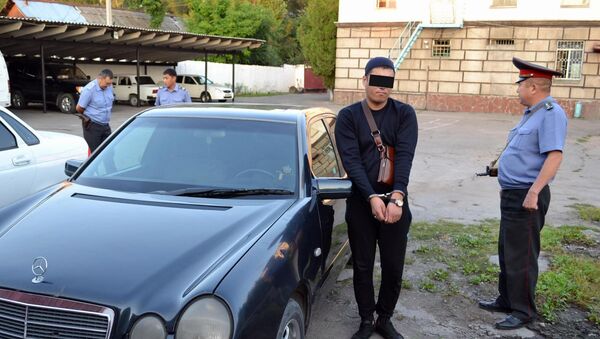 Задержанный, который обвиняется в угоне автомашины марки Mercedes Benz, принадлежащую таксисту — бывшему сотруднику органов внутренних дел. - Sputnik Кыргызстан