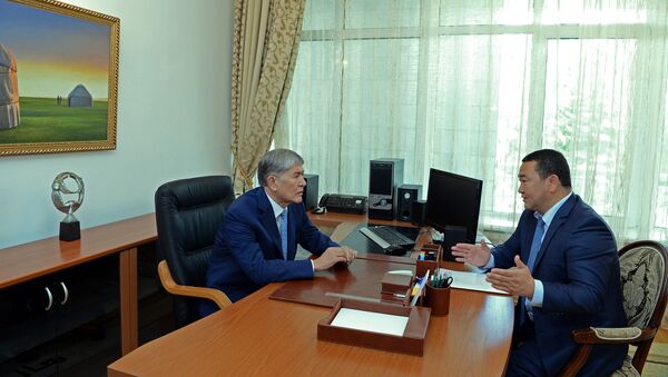 Президент Алмазбек Атамбаев и Полномочный представитель Правительства в Иссык-Кульской области Асхат Акибаев - Sputnik Кыргызстан