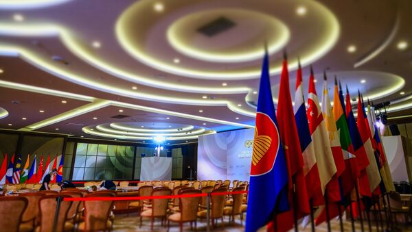 Флаги в конгресс-центре в Сочи, в котором пройдут мероприятия саммита Россия — АСЕАН. - Sputnik Кыргызстан