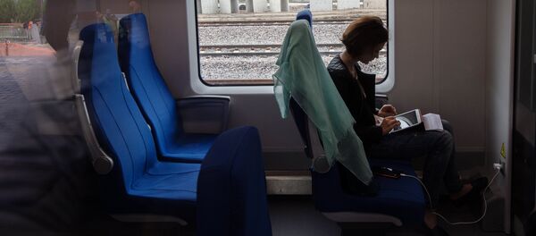 Пассажиры в салоне электропоезда. Архивное фото - Sputnik Кыргызстан