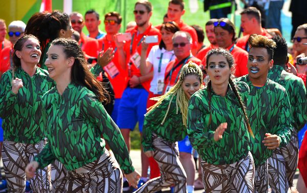 В четверг в Олимпийской деревне в Рио-де-Жанейро (Бразилия) церемония поднятия Государственного флага Кыргызстана прошла в традиционном бразильском карнавальном ритме - Sputnik Кыргызстан