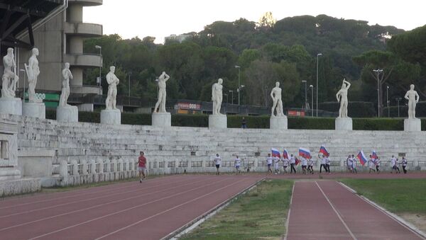 Римляне с флагами России пробежали по стадиону в поддержку легкоатлетов из РФ - Sputnik Кыргызстан