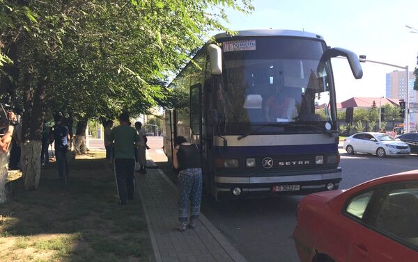 Автобус Екатеринбург — Бишкек с более 50 пассажирами, следовавший транзитом через Казахстан, остановили на въезде в Астану и доставили к зданию миграционной полиции - Sputnik Кыргызстан