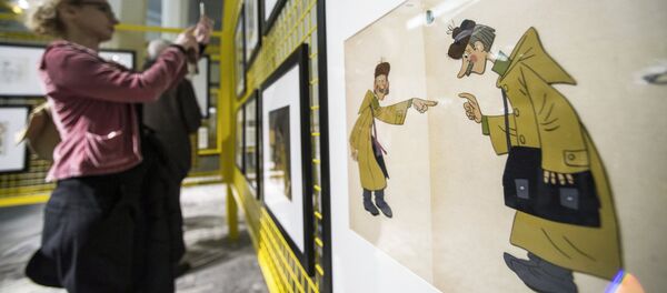 Посетительница на открытии выставки Нереальные герои. Художники и персонажи Союзмультфильма. Архивное фото - Sputnik Кыргызстан