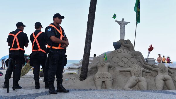 Сотрудники полиции на пляже Копакабана в Рио-де-Жанейро. - Sputnik Кыргызстан