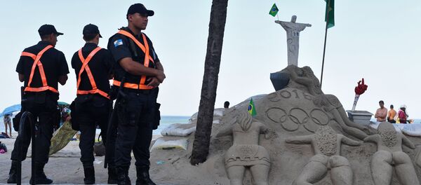 Сотрудники полиции на пляже Копакабана в Рио-де-Жанейро. - Sputnik Кыргызстан