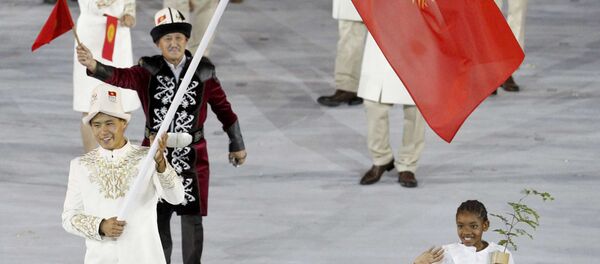 Знаменосец сборной Кыргызстана Эркин Адылбек Уулу во время парада атлетов и членов национальных делегаций на церемонии открытия XXXI летних Олимпийских игр в Рио-де-Жанейро. - Sputnik Кыргызстан