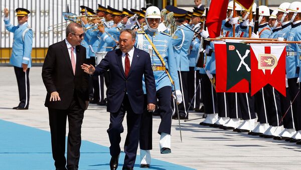 Президент Казахстана Нурсултан Назарбаев во время встречи с главой Турции Реджепом Тайипом Эрдоганом - Sputnik Кыргызстан