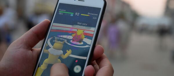 Игровое приложение Pokemon Go от компании Nintendo на экране мобильного телефона. - Sputnik Кыргызстан