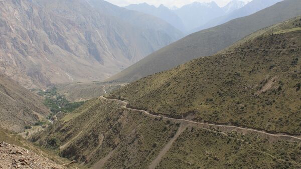 Горная дорога в село Зардалы в Баткенской области - Sputnik Кыргызстан
