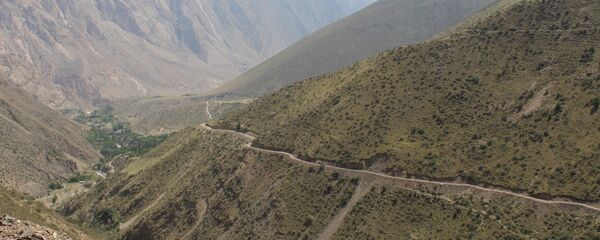 Горная дорога в село Зардалы в Баткенской области - Sputnik Кыргызстан