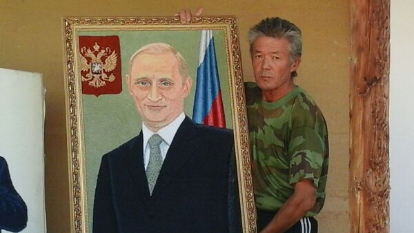Саймачи из Ак-Талинского района Алмаз Кожогулов с портретом Владимира Путина из ниток - Sputnik Кыргызстан