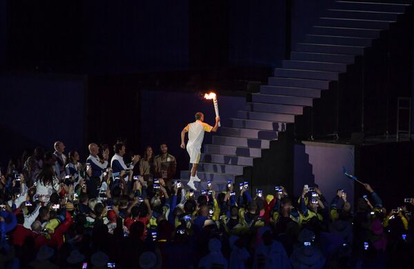 2004-жылы Афинада өткөн Олимпиада оюндарында коло медалга ээ болгон бразилиялык жөө күлүк Вандерлей Кордейру Олимпиада отун жандырууда - Sputnik Кыргызстан