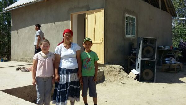 Акгул Акматалиева с детьми возле построенного дома выпускниками 2006 года школы села Кызыл Октябрь в Таласской области - Sputnik Кыргызстан