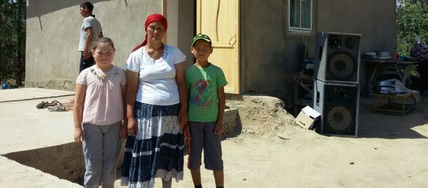 Эки балалуу майып аял Акгүл Акматалиева ага салынган үйдүн жанында Эки балалуу майып аял Акгүл Акматалиева ага салынган үйдүн жанында - Sputnik Кыргызстан