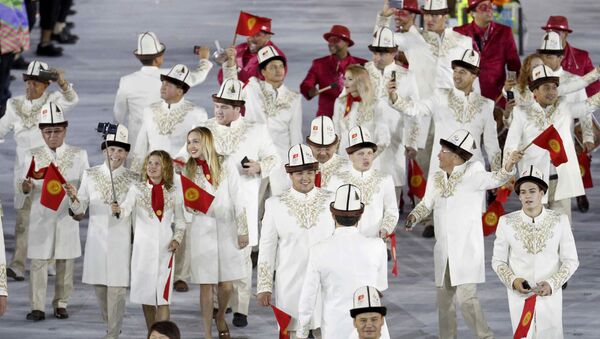 Атлеты сборной Кыргызстана во время парада атлетов и членов национальных делегаций на церемонии открытия XXXI летних Олимпийских игр в Рио-де-Жанейро. Архивное фото - Sputnik Кыргызстан