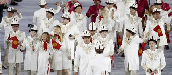 Атлеты сборной Кыргызстана во время парада атлетов и членов национальных делегаций на церемонии открытия XXXI летних Олимпийских игр в Рио-де-Жанейро. Архивное фото - Sputnik Кыргызстан