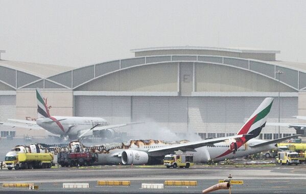 Дубайда Emirates авиакомпаниясынын учагы кырсыктап, бир адам каза болду. Кырсык учурунда учактын ичинде 282 жүргүнчү жана экипаждын 18 мүчөсү болгон - Sputnik Кыргызстан