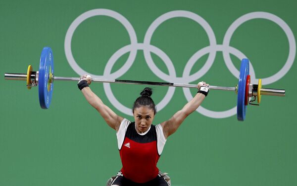Кыргызстанская тяжелоатлетка Жаныл Окоева во время соревнований на XXXI летних Олимпийских играх в Рио-де-Жанейро в весовой категории до 48 кг. - Sputnik Кыргызстан