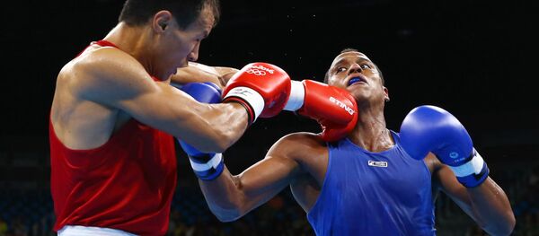 Боксер из Кыргызстана Эркин Адылбек уулу и Хуан Карлос Карилло из Колумбии во время боя в предварительном раунде на XXXI летних Олимпийских играх в Рио-де-Жанейро в весовой категории до 48 кг. Боксер из Кыргызстана Эркин Адылбек уулу и Хуан Карлос Карилло из Колумбии во время боя в предварительном раунде на XXXI летних Олимпийских играх в Рио-де-Жанейро в весовой категории до 48 кг. - Sputnik Кыргызстан