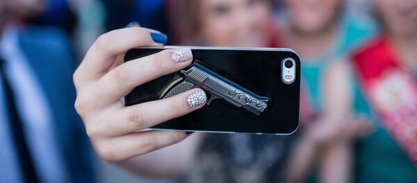 Девушки фотографируются на телефон. Архивное фото - Sputnik Кыргызстан