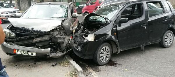 Дордой базарынын жака белинде Honda HRV унаасы менен Daihatsu YRV машинасы кагылышты Дордой базарынын жака белинде Honda HRV унаасы менен Daihatsu YRV машинасы кагылышты - Sputnik Кыргызстан