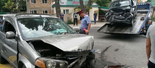 Столкновение автомобиля марки Honda HRV с машиной марки Daihatsu YRV - Sputnik Кыргызстан