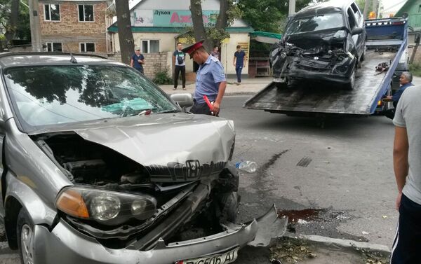 По предварительным данным, пострадали семь человек. В районе рынка наблюдается длинная автомобильная пробка. - Sputnik Кыргызстан