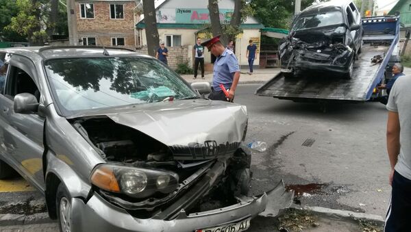 Столкновение автомобиля марки Honda HRV с машиной марки Daihatsu YRV - Sputnik Кыргызстан