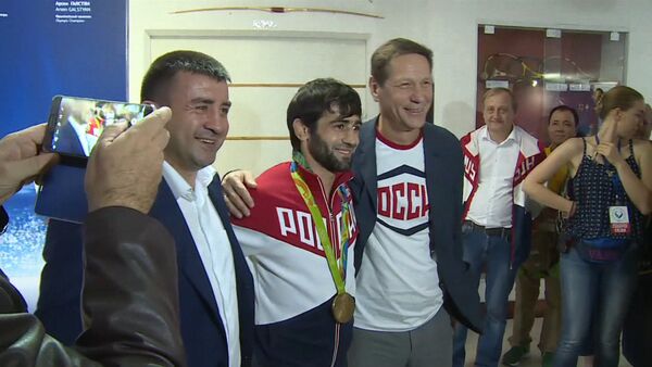 Первый российский чемпион ОИ-2016 показал завоеванную золотую медаль - Sputnik Кыргызстан