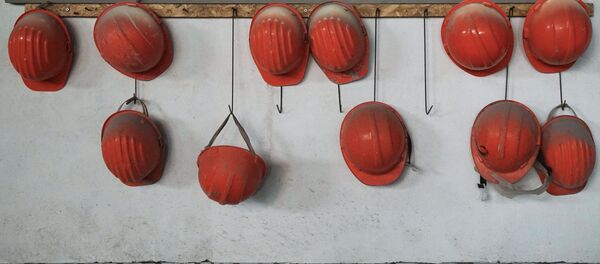 Каски рабочих на заводе. Архивное фото - Sputnik Кыргызстан