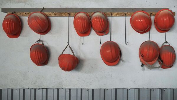Каски рабочих на заводе. Архивное фото - Sputnik Кыргызстан