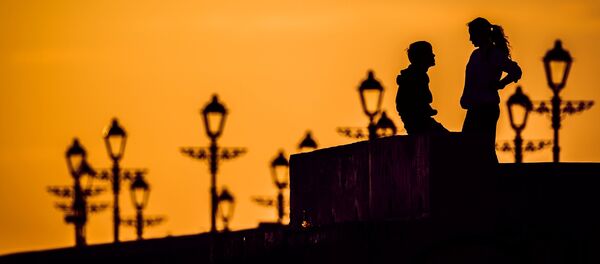 Молодые люди на закате. Архивное фото - Sputnik Кыргызстан