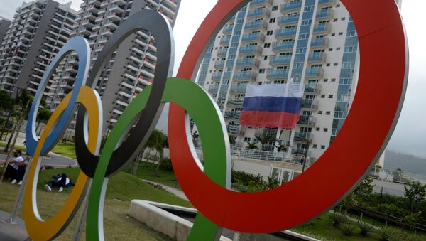 Флаг сборной России на одном из зданий в Олимпийской деревне в Рио-де-Жанейро. Архивное фото - Sputnik Кыргызстан