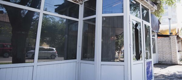 Бишкектин Бөкөнбаев менен Турусбеков көчөлөрүнүн кесилишинде жайгашкан кафенин имаратындагы чыккан өрттүн кесепети Бишкектин Бөкөнбаев менен Турусбеков көчөлөрүнүн кесилишинде жайгашкан кафенин имаратындагы чыккан өрттүн кесепети - Sputnik Кыргызстан