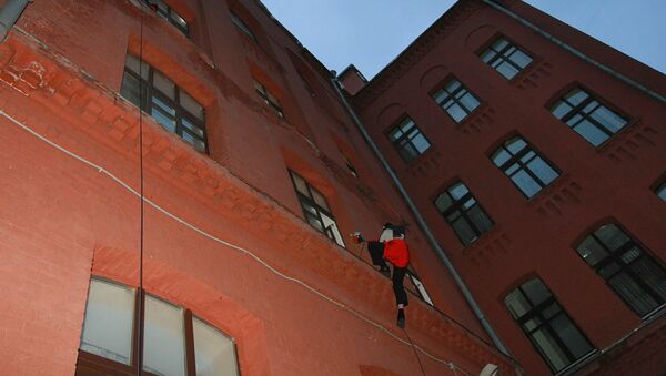 Спасатель у здания. Архивное фото - Sputnik Кыргызстан