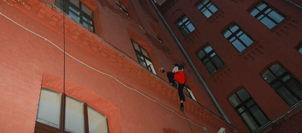 Спасатель у здания. Архивное фото Спасатель у здания. Архивное фото - Sputnik Кыргызстан