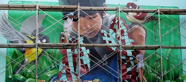 В рамках арт-проекта Я люблю Бишкек в столице появились пятиметровые граффити мальчика и птичек. - Sputnik Кыргызстан