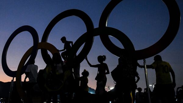 Посетители фотографируются в Олимпийском парке в Рио-де-Жанейро. Архивное фото - Sputnik Кыргызстан