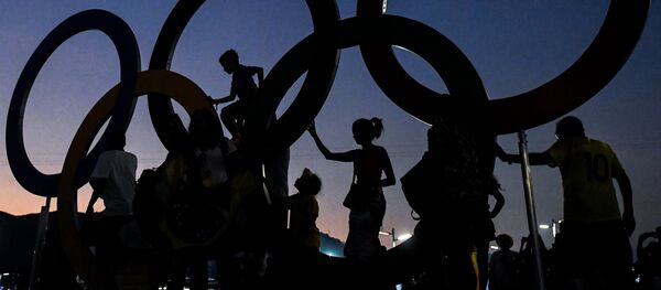 Посетители фотографируются в Олимпийском парке в Рио-де-Жанейро. Архивное фото - Sputnik Кыргызстан