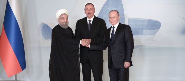 Президент России Владимир Путин, президент Азербайджанской Республики Ильхам Алиев и президент Исламской Республики Иран Хасан Рухани (справа налево) во время фотографирования перед началом трехсторонней встречи в Центре Гейдара Алиева в Баку. - Sputnik Кыргызстан