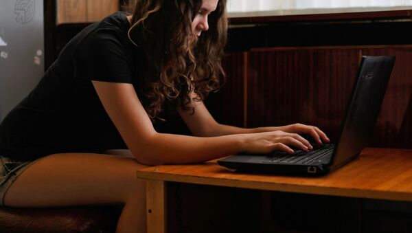 Девушка сидит за ноутбуком. Архивное фото - Sputnik Кыргызстан